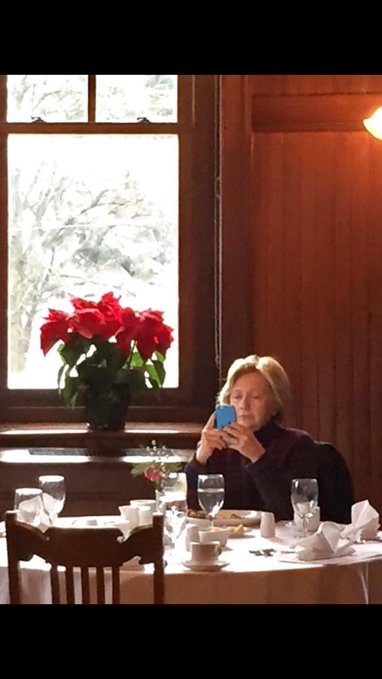 TABLE FOR ONE 
- 成王敗寇 
敗選後 稀拉蕊獨自早餐中 ...