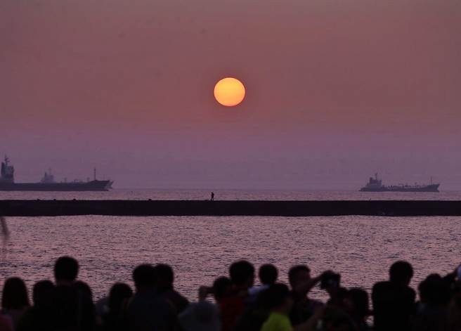 2016 最後一道夕陽 沉落西子灣 ... ... ...