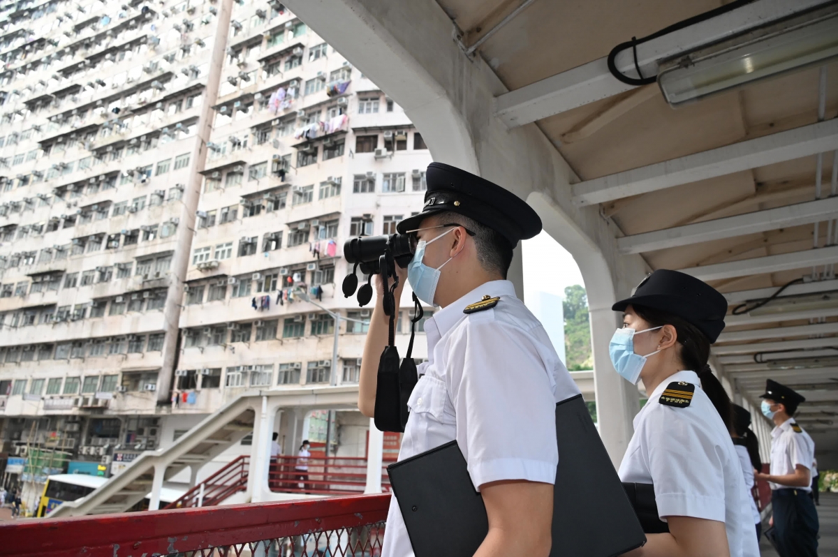 有內地網友表示：
冷氣機滴水這種稀鬆平常的「小事」，
為什麼在香港受到如此重視？
因為在香港，...